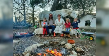 Семья выбрала жизнь вне цивилизации, но это не понравилось властям: что произошло (фото)