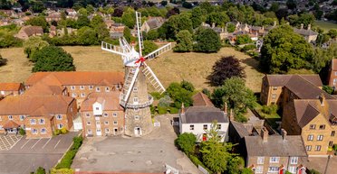 Можно жить и работать: в Британии продают действующую семиэтажную мельницу с пентхаусом (фото)