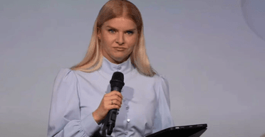 Ведущая марафона призналась, что ее ребенок ест кошачий корм: подробности скандала