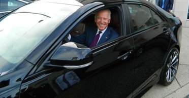 На аукцион выставили мощное спортивное авто Джо Байдена (фото)