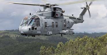 В Ла-Манш упал вертолет ВМФ Великобритании: один из пилотов разбился