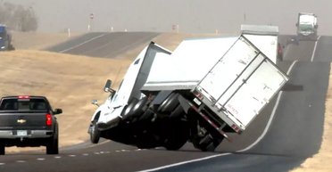 Величезний американський автопоїзд здуло вітром із траси як пушинку (відео)