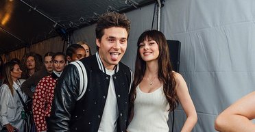 Нікола Пельтц та Бруклін Бекхем у парних образах відпочивають у Сен-Тропе (фото)