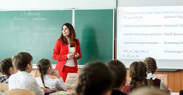 В уряді визнали відсутність грошей на підвищення зарплат учителям: що відомо