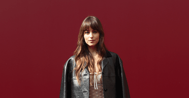 Дакота Джонсон у напівпрозорій сукні відвідала Міланський тиждень моди (фото)