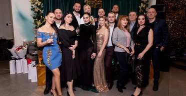 Просвечивающееся платье: в сети обсуждают образ риелтора на корпоративе (фото)