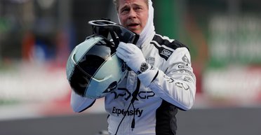 Бред Пітт здивував фанатів появою в гоночному костюмі на автодромі в Мексиці (фото)