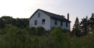 Моторошні "скарби": блогер показав покинутий будинок, який застиг у часі (відео)