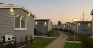 Дома с солнечными панелями дают украинским беженцам в Нидерландах (фото)