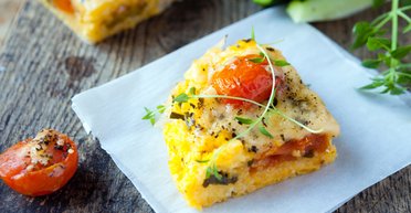 Волшебство итальянской кухни: полента с сырной короной и ароматной ветчиной