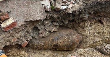 Чоловік викопав 500-кілограмову бомбу, яку прийняв за бойлер (фото)