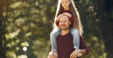 Папу-одиночку с четырьмя дочерьми высмеивают на улице: он назвал неожиданную причину (фото)