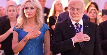 Жена астронавта: 95-летний Базз Олдрин сообщил о смерти супруги, которая была младше его на 30 лет