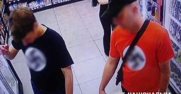 Чоловік вийшов у центр Києва з прапором зі свастикою: поліція затримала іноземців (фото)