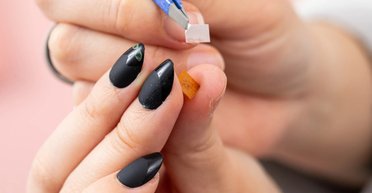 Почувствуй себя Джеймсом Бондом: как работает "умный" гибкий чип для ногтей (фото)