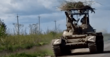 ВС РФ приварили двухметровый "мангал" с ветками на старый танк Т-54Б (фото)