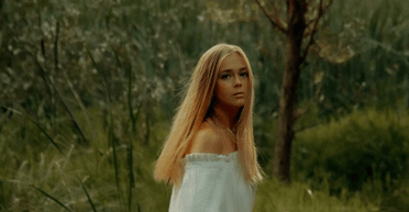 Відома співачка, яка нещодавно народила, повідомила про "приліт" біля її дому (фото)