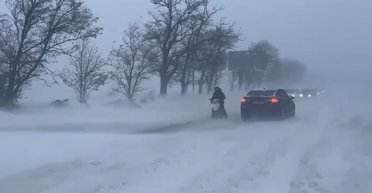 Возможны отключения света: Зеленский и ДТЭК рассказали о последствиях непогоды в Украине (видео)