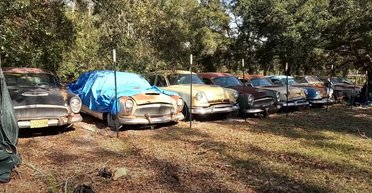 Раритеты во дворе: обнаружена секретная коллекция редких авто несуществующей марки (видео)