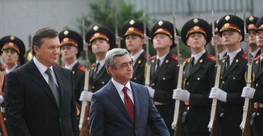 Экзамен для Еревана. Чем похожи мирно ушедший Саргсян и оставивший Украину в крови Янукович