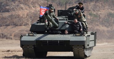 Кім Чен Ин і його дочка показали новий танк, який вміє збивати дрони