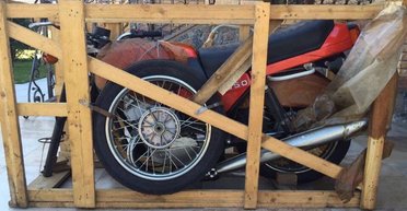 Звезда 80-х: в Украине обнаружили винтажный мотоцикл Jawa в заводской упаковке (фото)