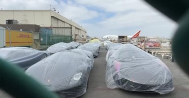 В американському аеропорту помітили колекцію рідкісних суперкарів вартістю $50 млн (відео)