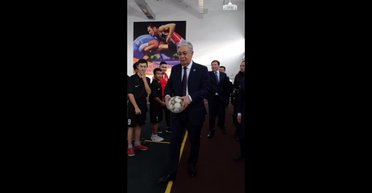 Футбольный конфуз: президенту Казахстана "подстроили" спортивное мастерство (видео)