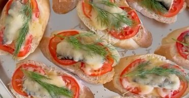 Перекус на скорую руку: рецепт горячих бутербродов со шпротами