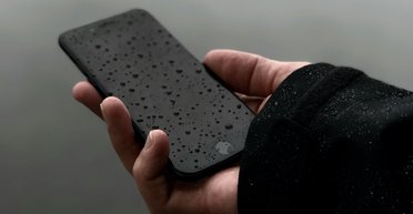 Рис не допоможе: експерти пояснили, як врятувати смартфон після падіння у воду і не тільки