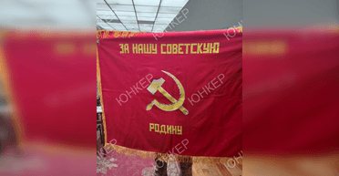 Позували з прапором: військовий звинуватив Волинський ліцей в поширенні символіки СРСР (фото)