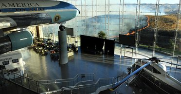 Калифорния в огне, Хэллоуин и День мертвых. Главные фото недели