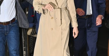 В тренче и черном платье: Анджелина Джоли в элегантном наряде вышла в свет (фото)