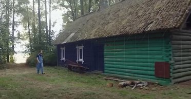 Чоловік перетворив занедбану хатину на затишний будинок із секретним підземним бункером (фото)