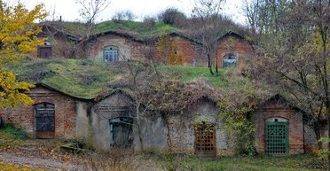 Не просто исторические реликвии: жители румынского села до сих пор используют древние подвалы