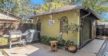 Подружжя переробило гараж на будинок для сина, а потім зробило на цьому бізнес (фото)