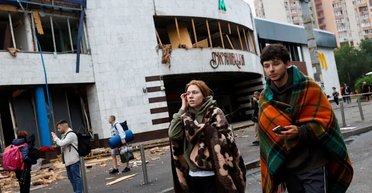 Вынесли телефоны и планшеты: в Киеве ограбили магазин, пострадавший от ударов ВС РФ (видео)