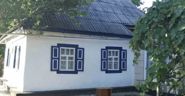 Украинка не может продать хату в селе за $5 тысяч — с огородом и молодым садом (фото)