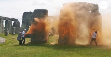 Активисты Just Stop Oil залили знаменитый Стоунхендж оранжевой краской (видео)