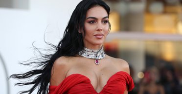 Дівчина Роналду зʼявилася на Венеційському кінофестивалі в розкішній сукні (фото)