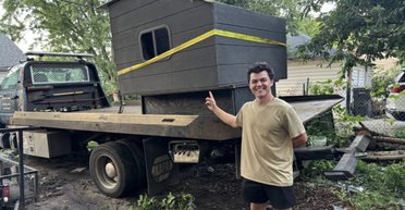 Зробив сам: турист живе в крихітному будиночку на даху свого авто (відео)
