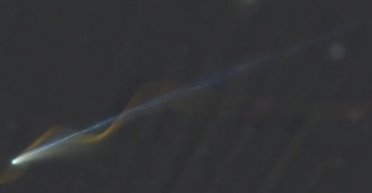 Прилетіла вперше за 1350 років: хвіст яскравої комети огорнув світний слід метеора (фото)