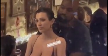 Б'янка Цензорі відвідала ресторан у колготках і прозорому топі на голе тіло