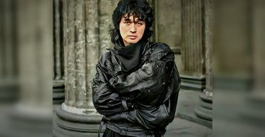 Как живет и чем занимается единственный сын Виктора Цоя, который унаследовал талант отца (фото)