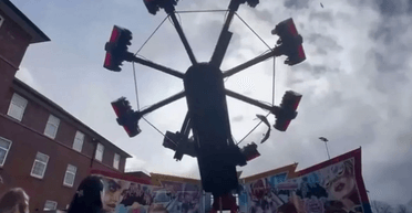 Жах на ярмарку: панель атракціону, що обертається, відлетіла і влучила в студентку (фото)