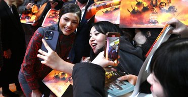 Зендая появилась на премьере "Дюны" в футуристическом винтажном наряде