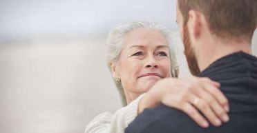 Чоловік упродовж 11 років видавав себе за сина хворої матері: вона не помічала різниці (фото)