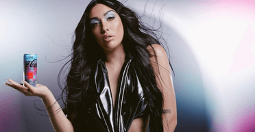 Донька Мадонни зʼявилася в кампейні Coca-Cola, створеному ШІ (фото)