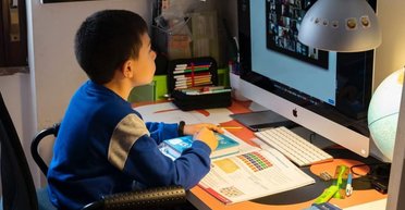 Из-за гриппа: в шести регионах Украины школы перешли на дистанционное обучение (инфографика)