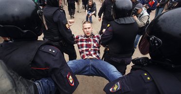 Тьфу на тебя, Путин. Как в России боролись за самоуважение